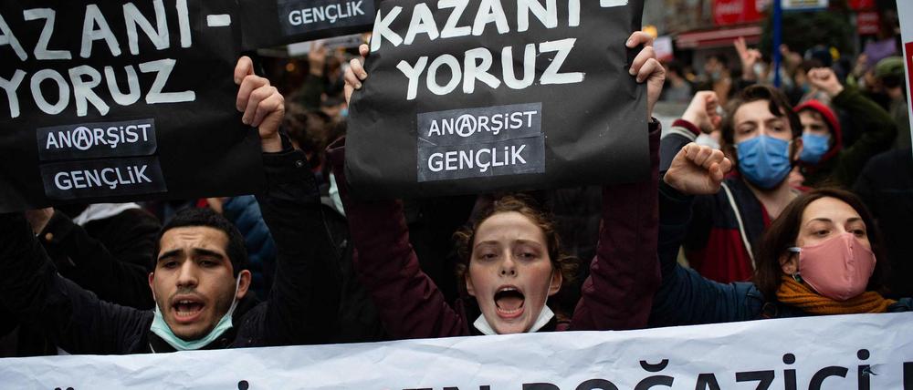 Menschen demonstrieren am Dienstag gegen die Ernennung eines Parteifreundes Erdogan zum Leiter der Bogazici Universität.