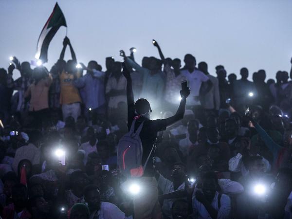 Mit dem Handy in der Hand. Die Sudanesen haben ihren Langzeitdiktator Baschir gestürzt.