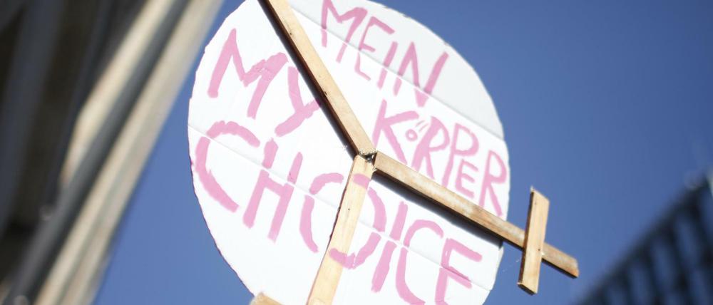 "Mein Körper. My Choice" steht auf einem Schild bei einer Kundgebung (Symbolbild).