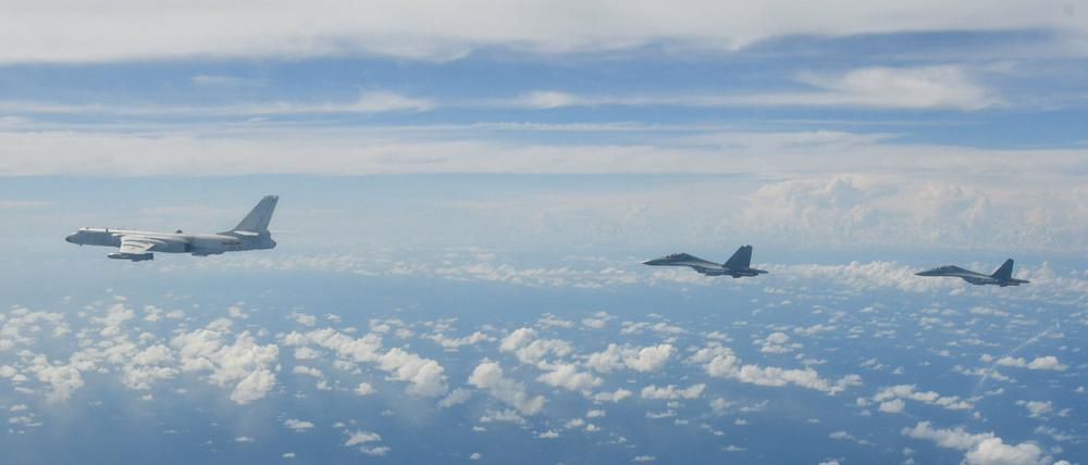 Kampfflugzeuge des Ostkommandos der chinesischen Volksbefreiungsarmee (PLA) führen während gemeinsamer Kampfübungen um die Insel Taiwan Operationen durch.