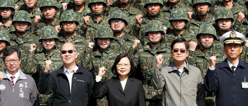 Taiwans Präsidentin Tsai Ing-wen (Mitte) besuchte vor dem Mondneujahrsfest die Streitkräfte.
