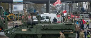 Ein gepanzertes Fahrzeug der US-Armee steht an der estnisch-russischen Grenze. Die Amerikaner zeigen im Baltikum Flagge.