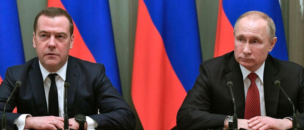 Der russische Präsident Wladimir Putin (r) und Ministerpräsident Dmitri Medwedew.
