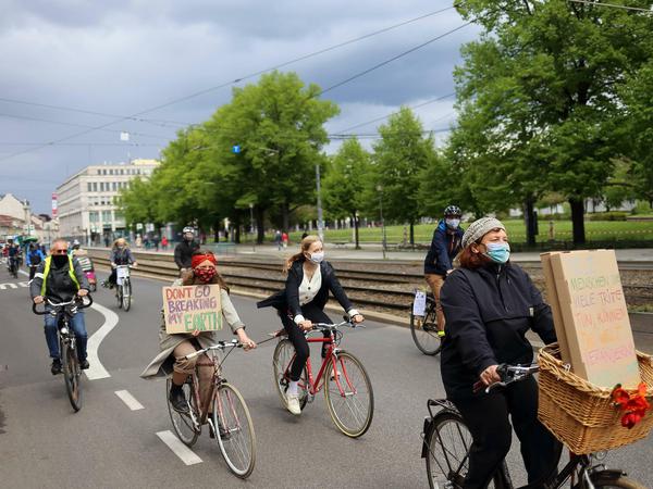 Teilnehmer einer Fahrraddemo demonstrieren am 1. Mai für mehr Klimaschutz in Potsdam.
