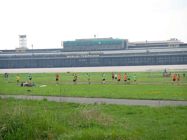 Im Mai 2010 wurde der stillgelegte Flughafen Tempelhof als Park eröffnet und begeistert angenommen - für die Instandhaltung ist das Geld aber knapp..