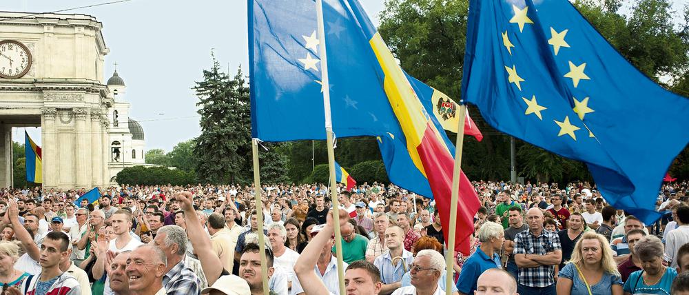 Zehntausende Menschen protestieren in Moldau gegen ihre korrupte Regierung und fordern deren Rücktritt.