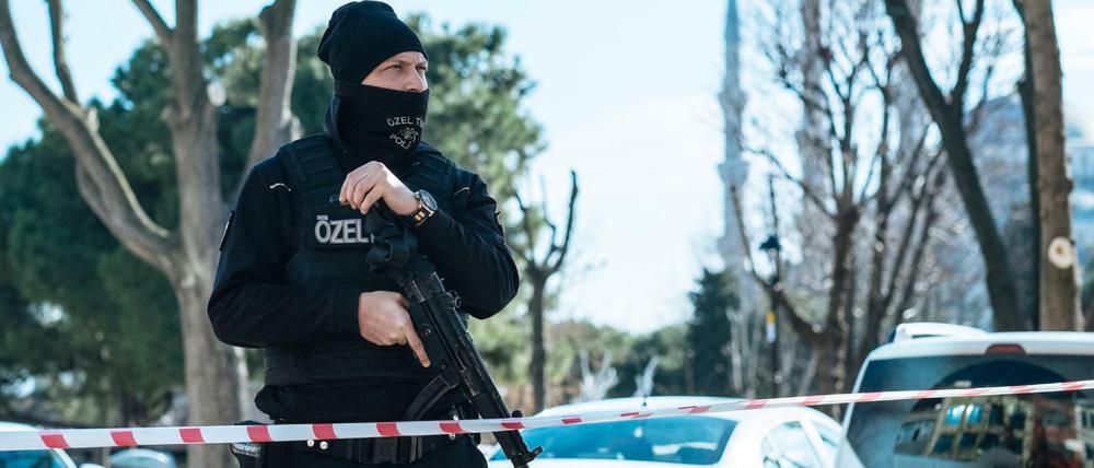 Ein türkischer Polizist sperrt den Platz ab, auf dem sich am Dienstagmorgen ein Selbstmordattentäter in die Luft sprengte. 