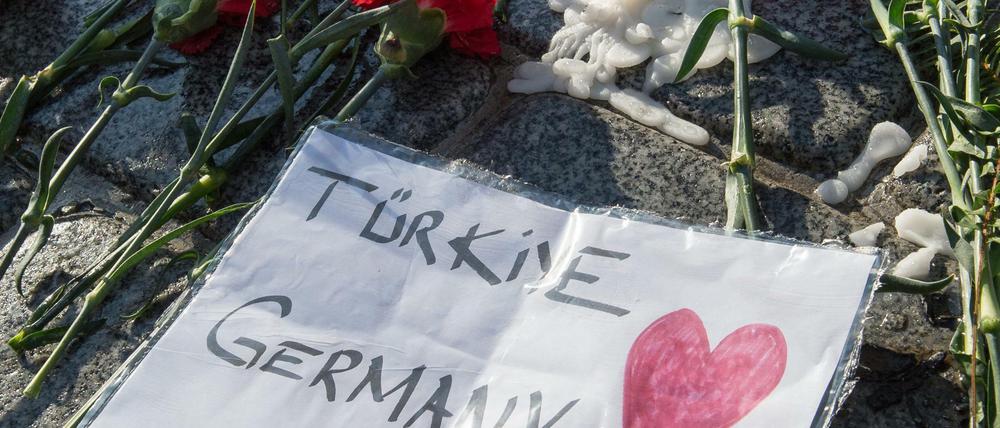 Vereint in Trauer - hier ein Bild vom Schauplatz des Anschlags nahe der Blauen Moschee in Istanbul, wo zwölf deutsche Touristen starben.