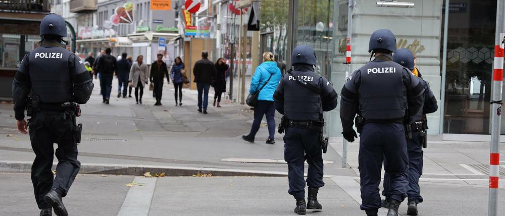 Polizisten nach dem Terroranschlag in Wien.