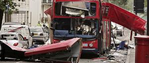 Der Londoner Doppeldecker-Bus nach dem Terror-Anschlag vom 7. Juli 2005. Es war einer von vier Angriffen islamistischer Terroristen an diesem Tag auf London. 