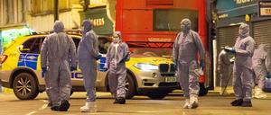 Mitarbeiter der Spurensicherung sind am Tatort einer Terrorattacke in London im Einsatz.