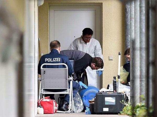 Die hessische Polizei beschlagnahmte bei der Durchsuchung unter anderem Chemikalien, die zum Bau von Bomben benutzt werden.