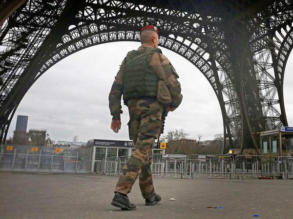 Ein Soldat patrouilliert am Samstag unter dem Eiffelturm.