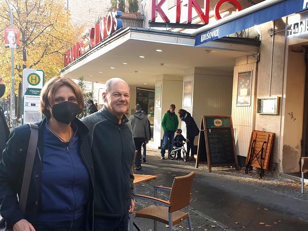 Olaf Scholz, hier mit seiner Frau auf dem Weg zum neuen James-Bond-Film, will Geldwäsche stärker bekämpfen. 