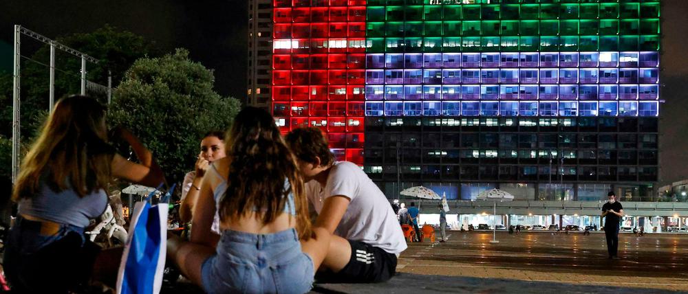 Lichtzeichen in dunkler Nacht. Das Rathaus von Tel Aviv erstrahlt in den Farben der Vereinigten Arabischen Emirate. 