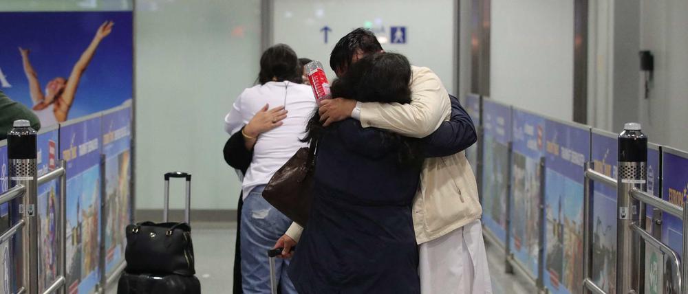 Glückliche Ankunft: Evakuierte aus Kabul am Flughafen Frankfurt