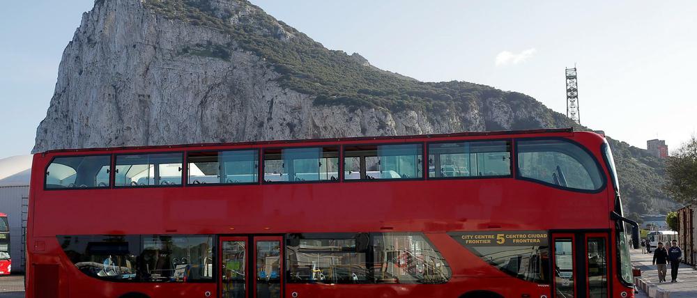 Ein Doppeldeckerbus vor dem Fels von Gibraltar.