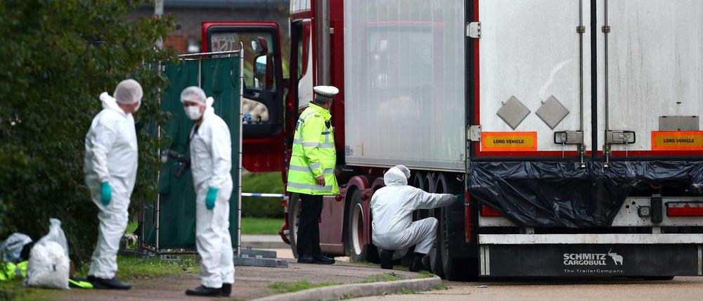 Die Leichen wurden in dem Lkw nahe London gefunden.