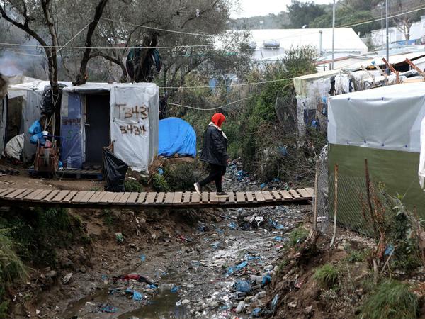 Das Camp Moria auf Lesbos ist völlig überfüllt: geplant für 3000 Geflüchtete, hausen in und um das Lager inzwischen mehr als 20.000 Menschen.