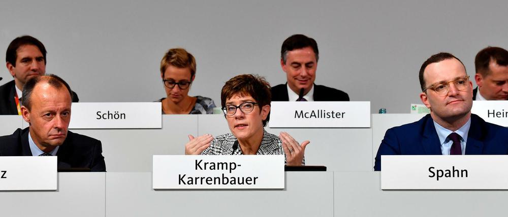 Wie eine allerletzte Regionalkonferenz: Merz, Kramp-Karrenbauer und Spahn (v.l.) bei der Fragerunde nach ihren Reden.
