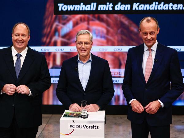 Die Kandidaten für den CDU-Parteivorsitz fordern eine rasche Verschärfung der Maßnahmen im Kampf gegen Corona: Helge Braun, Norbert Röttgen, Friedrich Merz (v.l.).
