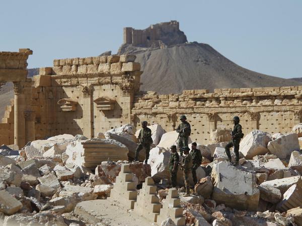 Syrische Soldaten auf den Ruinen des Tempels von Palmyra, der Stadt, in die Marsalek behauptete, gereist zu sein.