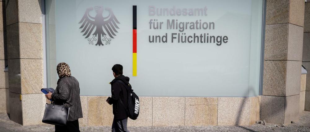 Passanten gehen am Bundesamt für Migration und Flüchtlinge in Berlin vorbei.