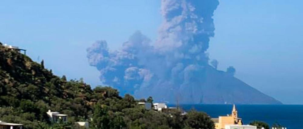 Der Ausbruch des Vulkans Stromboli fotografiert von der Nachbarinsel Panarea.