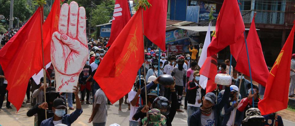 Demonstranten nehmen an einer Demonstration gegen den Militärputsch in Dawei´s Launglone Township teil.