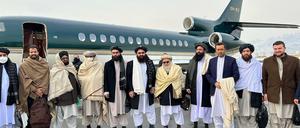 Die Vertreter der Taliban posieren für ein Foto vor ihrem Flug nach Oslo. 