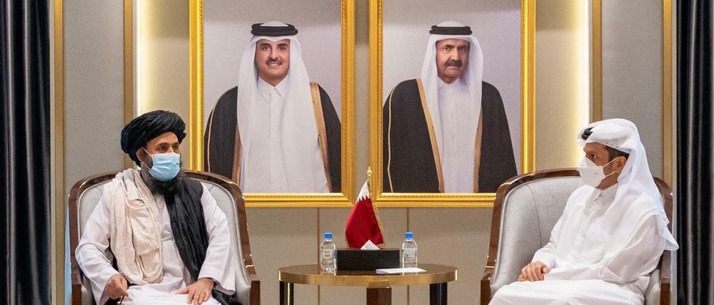 Mit der Hilfe Katars: Der katarische Außenminister Scheich Mohammed bin Abdulrahman Al-Thani (r.) trifft den Taliban-Chef Abdul Ghani Baradar in Doha. 