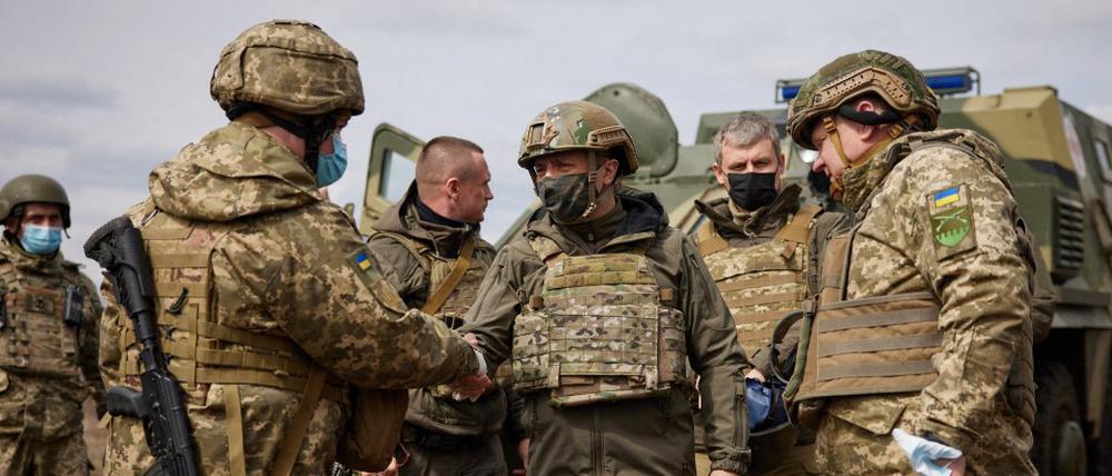 Gespräch mit den Separatisten. Der ukrainische Präsident Wolodymyr Selenskyj in der Nähe von Zolote, in der Region Lugansk. (Offizielles Foto der Regierung.)