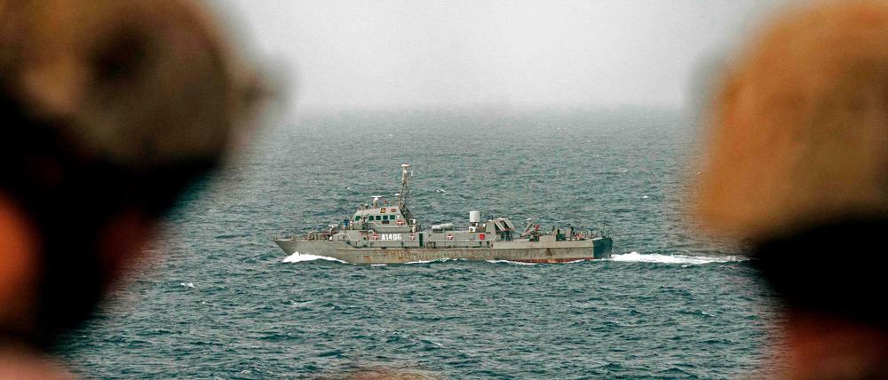 US-Soldaten beobachten iranisches Kriegssschiff in der Straße von Hormuz. 