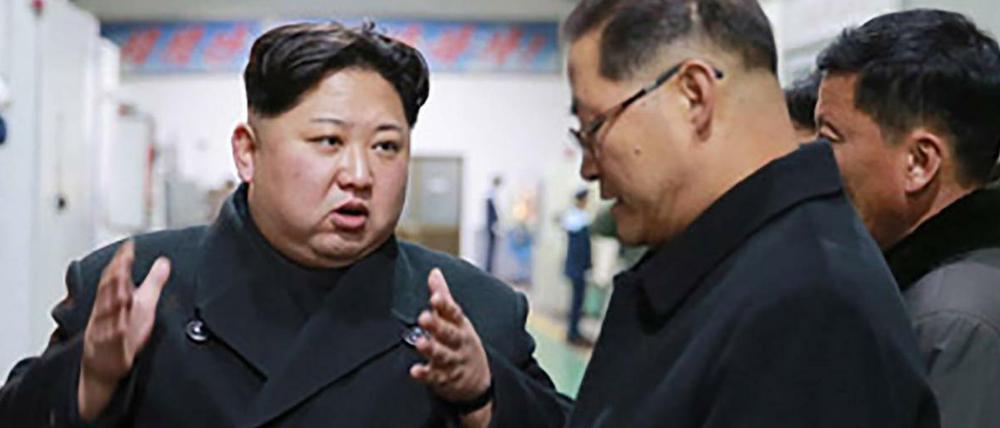 Immer wieder Drohgebärden: Nordkoreas Machthaber Kim Jong Un (hier bei einem Firmenbesuch Mitte November).
