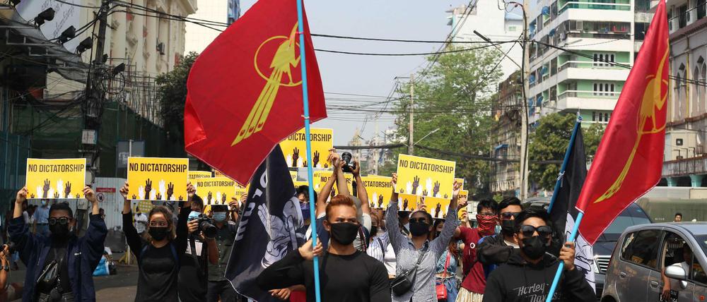 Auf den Straßen Myanmars kommt es momentan fast täglich zu Protesten.