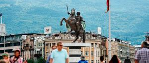 Alexander der Große - hier sein Monument auf dem zentralen Platz von Skopje - wird von Mazedonien und Griechenland verehrt.