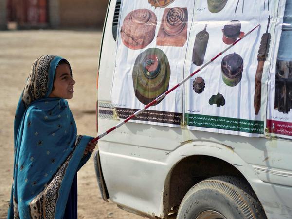 Schon Kinder lernen, wie sich sich von Sprengfallen und Landminen fernhalten müssen.