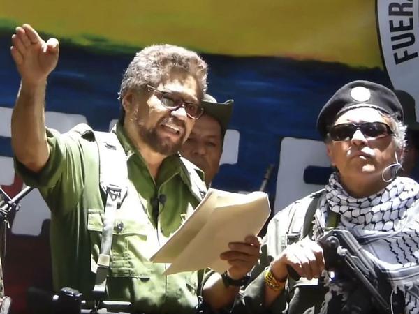 Ausschnitt des Videos, bei dem alias Iván Márquez (l.) sein Manifest vorliest. Rechts neben ihm steht alias Jesús Santrich. 