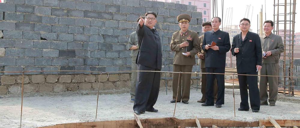 Nordkoreas Diktator Kim Jong Un besucht die Baustelle eines Krankenhauses in Pjöngjang. Das Regime kann sich derartige Aufbauten auch aufgrund der Devisen leisten, die nordkoreanische Zwangsarbeiter im Ausland erwirtschaften.