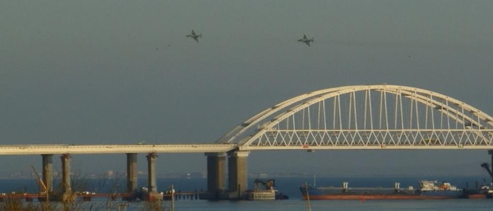 Russische Militärflieger über der Brücke, die die Straße von Kertsch überspannt, die im Fokus der aktuellen Krise steht.