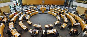 Wie kommt "sie" hier rein? Um die Wege ins Thüringer Parlament gibt es juristischen Streit.