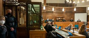  Die Prozessbeteiligten im Gerichtssaal in Berlin. Der Angeklagte wurde verurteilt.