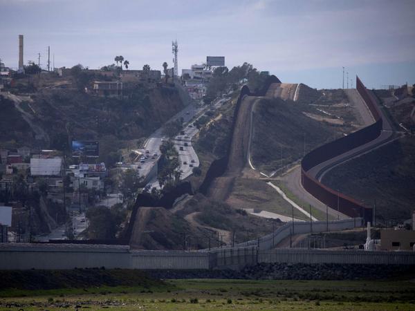 Grenzanlagen bei Tijuana zwischen Mexiko (links) und den USA.