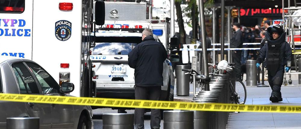 Ein Mitglied des Bombenentschärfer-Teamskommt aus dem Gebäude von Time Warner, nachdem es dort einen verdächtigen Fund gab.