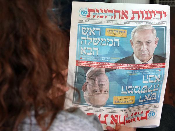 Gantz oder Netanjahu? In Israel hält eine Frau am Wahltag die Zeitung "Jediot Achronot" in den Händen.
