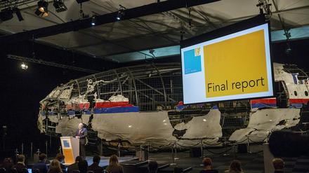 Das Wrack des abgeschossenen Flugzeugs MH17 wurde von den Ermittlern in den Niederlanden in Teilen rekonstruiert. 
