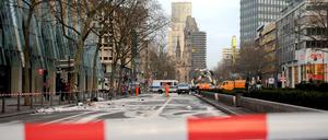 Die gesperrte Tauentzienstraße am 01. Februar nach einem illegalen Autorennen mit einem Todesopfer.