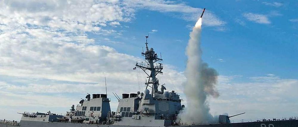 Mit Tomahawk-Raketen - wie auf diesem Archivbild zu sehen - sowie Kampfjets und Bombern attackieren die USA Stellungen der IS in Syrien.