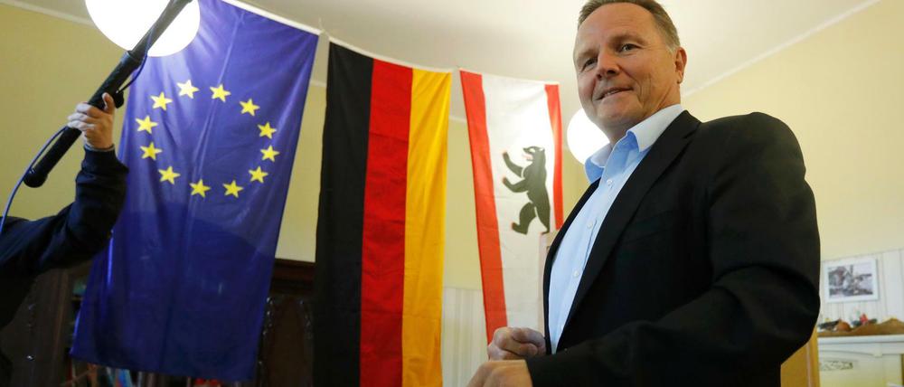 Der Spitzenkandidat der AfD, Georg Pazderski, gibt am Sonntag in Berlin seine Stimme ab.