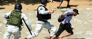 Hetzjagd am Rio Suchiate. Mexikanische Sicherheitskräfte versuchen, Migranten am Grenzübertritt zu hindern.